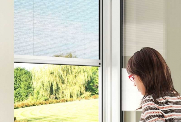 Venette-Pleated-mesh-Vertical-Window-Fly-Screen (1)